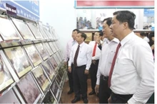 De visiteurs à l’expostion «Nam Bô d’autrefois». Photo: bantuyengiao.cantho.gov.vn.