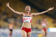 Nguyên Thi Huyên remporte la médaille d'or en finale du 400 mètres féminin. Photo: VNA.