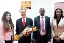 L'ambassadeur vietnamien Nguyên Kim Doanh (2ème, à gauche), le consul d’honneur du Vietnam en Ouganda, Mulenga Augustus Ceasor (2ème, à droite). Photo : baoquocte.vn.
