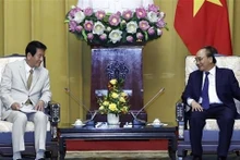 Le Président Nguyên Xuân Phuc (à droite) reçoit l'ancien ambassadeur spécial Vietnam - Japon, Sugi Ryotaro. Photo : VNA.