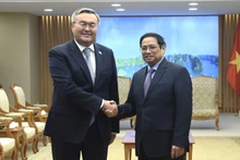 Le Premier ministre Pham Minh Chinh (à droite) et le vice-Premier ministre kazakh et ministre des Affaires étrangères Mukhtar Tileuberdi, à Hanoi, le 18 août. Photo : Trân Hai/NDEL.