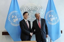 Le vice-ministre des Affaires étrangères, Hà Kim Ngoc (à gauche), et le secrétaire général des Nations Unies, Antonio Guterres. Photo : baoquocte.