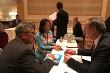 Des représentants des entreprises vietnamiennes et polonaises sondent les opportunités d'investissement. Photo : congthuong. 