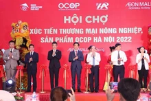 La foire a été inaugurée jeudi soir au centre commercial AEON Mall Hà Dông à Hanoi). Photo : VNA.
