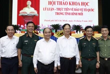 Le Président du Vietnam, Nguyên Xuân Phuc (3e à partir de la gauche) lors au colloque. Photo : VOV.