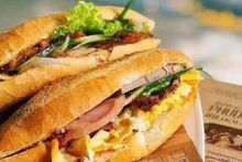 Le "banh mi", plat très populaire au Vietnam. Photo : VNA.