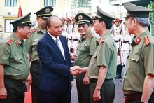 Le Président du Vietnam, Nguyên Xuân Phuc, travaille avec le Département de la Sécurité économique relevant du ministère de la Sécurité publique. Photo : VNA.