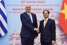 Le ministre vietnamien des Affaires étrangères, Bùi Thanh Son (à droite), et son homologue grec, Nikolaos Dendias. Photo : VNA.