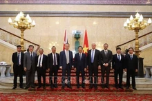 Le membre du Bureau politique et président de la Commission économique du Comité central du Parti, Trân Tuân Anh, et des représentants britanniques. Photo : VNA.