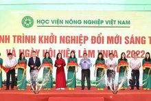Le Premier ministre Pham Minh Chinh coupe la bande inaugurale de l’événement "Le parcours d’entrepreneuriat et d’innovation et la fête de l’emploi de la VNUA - 2022" à Hanoi. Photo : VNA.