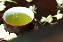 Boire du thé au jasmin, un plaisir élégant des Hanoïens