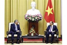 Le Président Nguyên Xuân Phuc (à droite) et le Vice-Premier ministre kazakh et ministre des Affaires étrangères, Mukhtar Tileuberdi, à Hanoi, le 18 août. Photo : VNA.