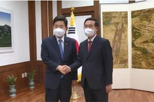 Vo Van Thuong, Permanent du Secrétariat du Parti (à droite), et le Président de l’Assemblée nationale sud-coréenne, Kim Jin-pyo. Photo : VNA.