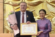 L’ambassadeur hongrois au Vietnam, Ory Csaba, lors de la cérémonie de remise de la médaille « Pour la paix et l'amitié entre les peuples », le 28 juillet à Hanoï. Photo : baoquocte.vn.