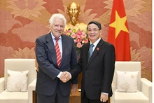 Le Vice-Président de l'Assemblée nationale du Vietnam, Nguyên Duc Hai (à droite) et l’ancien vice-président de la BM, directeur général du réseau Growth Dialogue, Danny Leipziger. Photo : quochoi.vn.