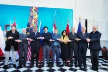 Chefs des organes de représentation des pays de l'ASEAN et des invités à la cérémonie de célébration à Santiago. Photo : VNA.