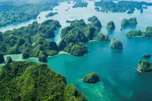 La baie de Bai Tu Long a une beauté unique avec ses nombreux îlots et ses plages de sable fin. Photo : giadinhonline.vn