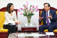 Le ministre du Travail, des Invalides de guerre et des Affaires sociales, Dào Ngoc Dung, et la coordinatrice résidente de l’ONU au Vietnam, Pauline Tamesis. Photo : VNA.