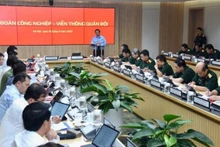Le Premier ministre Pham Minh Chinh travaillant avec le Groupe de l’industrie militaire et des télécommunications (Viettel) à Hanoi, le 16 août. Photo : Trân Hai/NDEL.