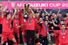 L’équipe nationale du Vietnam célèbre sa victoire lors de la cérémonie de remise du trophée après avoir remporté la finale de l'AFF Suzuki 2018 face à la Malaisie, le 15 décembre 2018 au Vietnam. Photo : VNA.