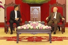Le Secrétaire général du Parti, Nguyên Phu Trong (à droite) et le Président du Parlement de Singapour, Tan Chuan-Jin, à Hanoi, le 20 mai. Photo : VNA.