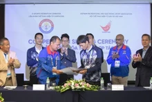 Signature de la coopération entre l'Association vietnamienne des sports récréatifs et électroniques et la Fédération cambodgienne des sports électroniques. Photo : NDEL.