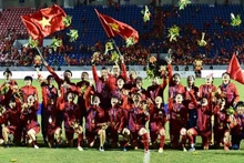 L'équipe féminine vietnamienne de football a gagné sur le score 1 - 0 contre son rival thaïlandais pour remporter la médaille d'or lors du match final de football féminin, dans le cadre des SAE Games 31. Photo : Trân Hai/NDEL.
