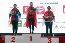 De gauche à droite, Plengsaengthong Ratchadaporn (Thaïlande, médaille d’argent), Phi Thanh Thao (Vietnam, médaille d’or), Veloso Martina Lindsay P (Singapour, médaille de bronze) en pistolet à air comprimé à 10 m. Photo : VNA