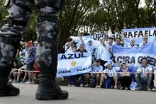 Des supporteurs argentins à Porto Alegre, avant le match de poule contre le Nigeria, le 24 juin. Pour la finale le 13 juillet, la Police militaire devrait placer 2.500 agents dans les rues de Rio de Janeiro. Photo : CVN.
