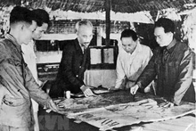 Le 6 décembre 1995, le Bureau politique a tenu une réunion sous la présidence du président Hô Chi Minh pour écouter le rapport final de la Commission militaire générale et approuver le plan de bataille Hiver-Printemps 1953-1954, et puis a décidé d'ouvrir la campagne de Dieên Biên Phu avec la détermination de détruire le bastion de l’ennemi.