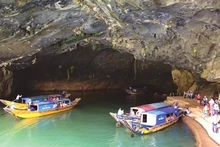 À l’entrée de la grotte de Phong Nha. Photo: CVN.