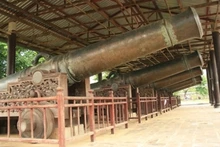 Cinq des neuf canons sacrés de la dynastie Nguyen. 