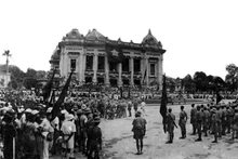 Dès 9h00, le 19 août 1945, des dizaines de milliers de personnes affluent en masse, au Grand théâtre (actuel Opéra de Hanoï) et se tiennent prêts pour la grande manifestation annoncée la veille par le Viêt Minh. Photo: VNA.