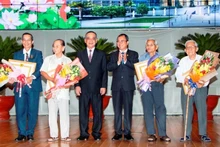 Le Comité provincial du Parti de Binh Duong décerne des insignes commémoratif à 221 membre du Parti communiste du Vietnam. Photo: NDEL.