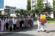 Les autorités de la mégalopole du Sud rendent hommage au Président Hô Chi Minh. Photo: VNA.
