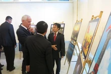 Mikola Istvan, secrétaire d'État chargé de la sécurité et de la coopération internationale au Ministère hongrois des Affaires étrangères et du Commerce visite l’exposition photographique. Photo: VNA.