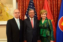L'Ambassadeur du Vietnam aux États-Unis (au centre) et le secrétaire d'État adjoint américain, Daniel Russel, et la déléguée Madeleine Z.Bordallo lors de la cérémonie. Photo: Ambassade du Vietnam aux États-Unis.