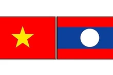 Les drapeaux du Vietnam et du Laos. Photo: NDEL.