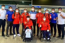 Des nageurs et haltérophiles s’envolent le 19 août vers le Japon où ils rejoignent le village des athlètes pour les Jeux paralympiques dans le quartier de bord de mer d’Harumi à Tokyo. Photo : Administration des Sports du Vietnam/VNA.