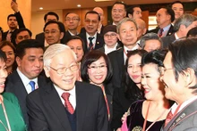 Le Secrétaire général du Parti communiste du Vietnam, Nguyên Phu Trong (2e à partir de la gauche), et des Vietnamiens résidant à l'étranger. Photo : VNA.