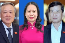 Le président de la Cour populaire suprême Nguyên Hòa Binh, la Vice-Présidente Vo Thi Anh Xuân et le président de la Cour populaire suprême Nguyên Hòa Binh et le président du Parquet populaire suprême Lê Minh Tri, le 26 juillet à Hanoi (de gauche à droite). Photo : NDEL.