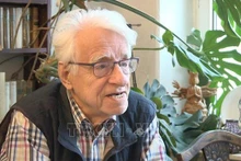 Le professeur et docteur allemand Günter Giesenfeld. Photo : VNA.
