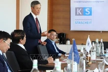 L’ambassadeur du Vietnam en Allemagne, Nguyên Minh Vu (debout) prend sa parole lors de la rencontre avec les autorités de l’État de Mecklenburg-Vorpommern. Photo: VNA.
