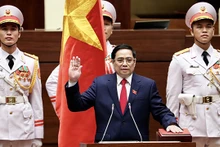 Le Premier ministre Pham Minh Chinh a prêté serment sous le drapeau rouge à l’étoile d’or sacré de la Patrie, devant l’AN, devant ses compatriotes et les électeurs du pays. Photo : VNA.
