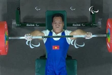 L'haltérophilevietnamien Lê Van Công détient le record mondial dans la catégorie masculine de 49 kg aux Jeux paralympiques. Photo : VTV.