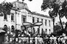 Les habitants de Hanoï manifestent devant le Palais du Tonkin, le 19 août 1945. Photo : Archives.