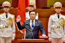 Vuong Dinh Huê prête serment en tant que Président de l’Assemblée nationale (XVe législature), le 20 juillet à Hanoi. Photo : NDEL.