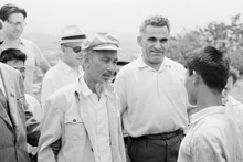 Le Président Hô Chi Minh lors de sa visite en Arménie en juillet 1959. Sur la photo, le Président Hô Chi Minh se tient à côté du Premier Secrétaire du Parti communiste arménien, Suren Tovmasian. 