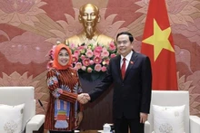 Le vice-président permanent de l’Assemblée nationale vietnamienne, Trân Thanh Mân, et Sylviana Murin, présidente de la Commission de la coopération parlementaire du Conseil représentatif des régions d’Indonésie. Photo : VNA.