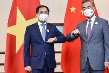 Le ministre vietnamien des Affaires étrangères, Bùi Thanh Son (à gauche), et le Conseiller d'Etat et ministre chinois des Affaires étrangères, Wang Yi. Photo : VNA.
